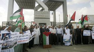 فلسطينيون في غزة يتظاهرون أمام المعبر الذي تغلقه مصر - الأناضول 