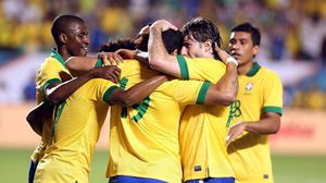 اعبو المنتخب البرازيلي يحتفلون بالتسجيل في مرمى هندوراس- ا ف ب