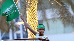 طفل سعودي يلوح بعلم المملكة في العيد الوطني للسعودية (ارشيفية) - ا ف ب