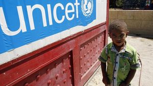 طفل سوري يقف أمام مقر اليونيسيف في بعلبك - لبنان (أ ف ب)