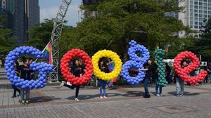 موظفو غوغل في تايوان يرفعون شعار الشركة (ارشيفية) - ا ف ب