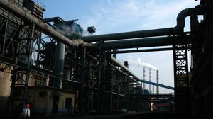 عامل في مصنع لانتاج الفحم في الصين - أ ف ب