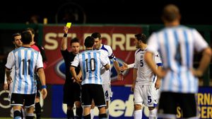 مهاجم الأرجنتين أغويرو ينال البطاقة الصفراء خلال المباراة أمام البوسنة - ا ف ب