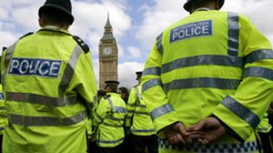 شرطي بريطاني يسرق أطعمة ومشروبات من متجر للمواد الاستهلاكية