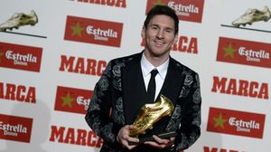 لاعب برشلونة ميسي بعد تسلمه جائزة الحذاء الذهبي - ا ف ب