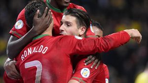 كريستيانو رونالدو يحتفل مع لاعبي البرتغال بتسجيل الهدف الثالث في مرمى السويد - ا ف ب