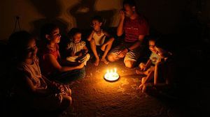 أزمة الكهرباء في غزة تدفع المواطنين للجوء إلى ضوء الشموع - ارشيفية 