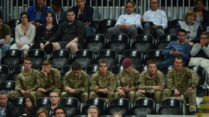 جنود بريطانيون يشاهدون مباراة لكرة السلة في لندن - ا ف ب