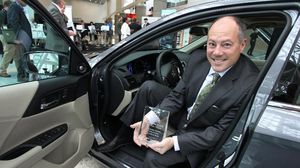 مايك اكافيتي من شركة هوندا يجلس في السيارة الفائزة بجائزة 2014 - ا ف ب