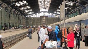 مواطنون مصريون ينتظرون استئناف حركة القطارات (أرشيفية) - ا ف ب