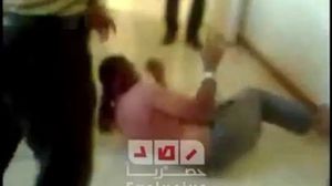 فاروق عبد المطلب خلال تعرضه للتعذيب في مركز الشرطة في المنيا
