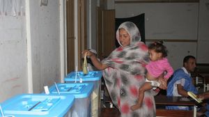 موريتانية تدلي بصوتها في الانتخابات النيابية الأخيرة - أ ف ب