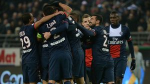 لاعبو باريس سان جرمان يحتفلون بالتسجيل في مرمى راينس - ا ف ب