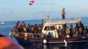 لاجئين سوريين في البحر الأبيض