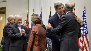 مصافحة بين وزراء خارجية الدول المشاركة في مفاوضات النووي الإيراني- أرشيفية