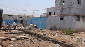 مجاميع مسلحة وعمال بناء يدكون مبنى شرطة الشيخ عثمان التاريخي