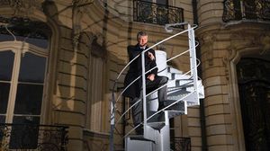 كان الدرج الذي بيع الثلاثاء معروضا منذ 20 يوما في ساحة دار المزادات بشارع الشانزليزيه في باريس- أ ف ب 