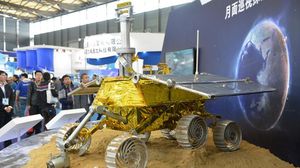نموذج لآلية فضائية صينية في معرض في شنغهاي - ا ف ب