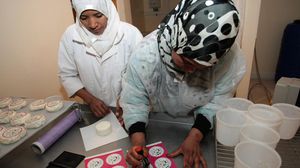 عاملات في تعاونية "روزا" في المغرب - الأناضول