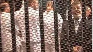 مرسي وعدد من قيادات الاخوان خلال محاكمته - ارشيفية
