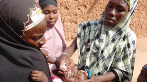 تلقيح أحد الصغار ضد شلل الأطفال في كانو شمال نيجيريا - ا ف ب