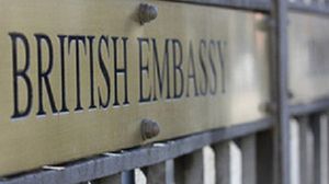 الحكومة والسفارة البريطانية في مصر تعتذر للمرأة وتعوضها بـ1000 جنيه
