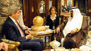 الملك عبد الله وكيري في احتماع في الرياض 4-11-2013 - توزيع وزارة الخارجية الأمريكية (للاستخدام العام