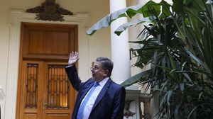 السفير التركي حسين بوتصالي مغادرا مبنى السفارة التركية بالقاهرة - الأناضول