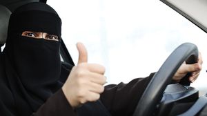 امرأة سعودية تقود سيارتها في حملة دعا لها ناشطون (أرشيفية)