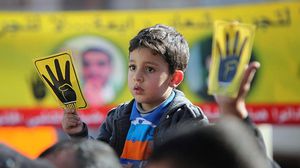 طفل يحمل شعار رابعة خلال تظاهرة في العاصمة الاردنية عمان - الاناضول