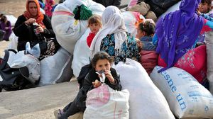 أطفال يعبرون من معبر "أكجا كالا" على الحدود التركية السورية - الأناضول