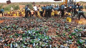 الشرطة تشرف على اتلاف الآلاف من زجاجات البيرة في نيجيريا - ا ف ب