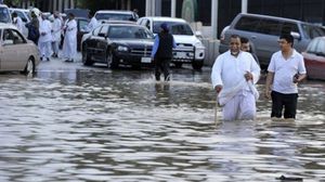 سيول تملأ الشوارع السعودية جرّاء أمطار غزيرة - ا ف ب