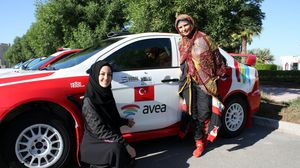 المتسابقة التركية بورجو كايا (يمين) برفقة مساعدتها أوزلم أكغوج - الأناضول