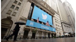 لافتة لتويتر على مدخل السوق المالية في نيويورك