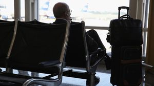 رجل يتحدث عبر الهاتف في صالة الانتظار في مطار فانكوفر - أ ف ب