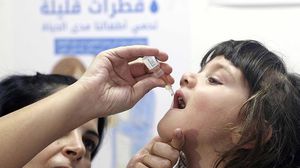 طفلة تأخذ مطعوم ضد شلل الأطفال - الأناضول
