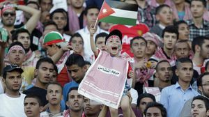 مشجعو المنتخب الاردني خلال المباراة امام اوزبكستان في عمان – أ ف ب