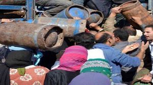 المواطنين المصريين في محاولة الحصول على اسطوانة الغاز - إرشيفية