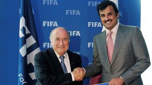 بلاتر يسلم أمير قطر شارة الدولة المستضيفة لكأس العالم 2022 - الفيفا