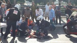 أصيب الإسرائيلي الذي يظهر بالصورة بلباس جندي بجراح ـ فيس بوك