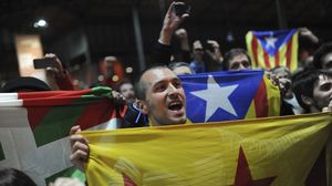 كتالونيون يحتفلون لحظة ظهور النتائج الأولية - أ ف ب