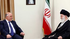 يتعامل حكام العراق الجدد مع إيران باعتبارها مرجعية لهم (خلال استقبال خانمئي للعبادي في تشرين الثاني/ نوفمبر الماضي)