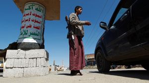 عنصر في جماعة الحوثي على حاجز في صنعاء - أ ف ب