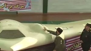 ضباط إيرانيون يستعرضون الطائرة الأمريكية عقب إسقاطها عام 2011 - أرشيفية
