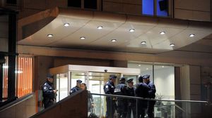 الشرطة الفرنسية على مداخل مستشفى ألمبرت الذي يتواجد به بوتفليقة - أ ف ب