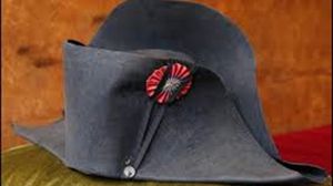 متسوق كوري يشتري قبعة نابليون في مزاد فونتانيبلو بباريس بمليوني يورو - أ ف ب