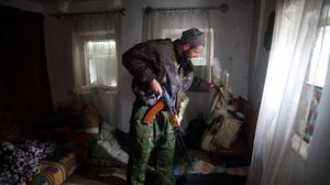 مسلح موال لروسيا خلال تمركزه بمنزل في دونيتسك شرق أوكرانيا - أ ف ب