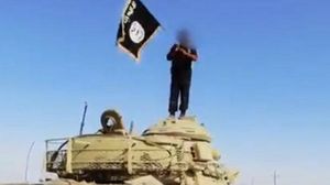 أحد عناصر تنظيم الدولة يرفع راية التنظيم فوق دبابة مصرية بسيناء- يوتيوب