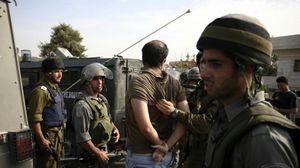قوات الاحتلال تعتقل فلسطينيين في القدس المحتلة - أرشيفية